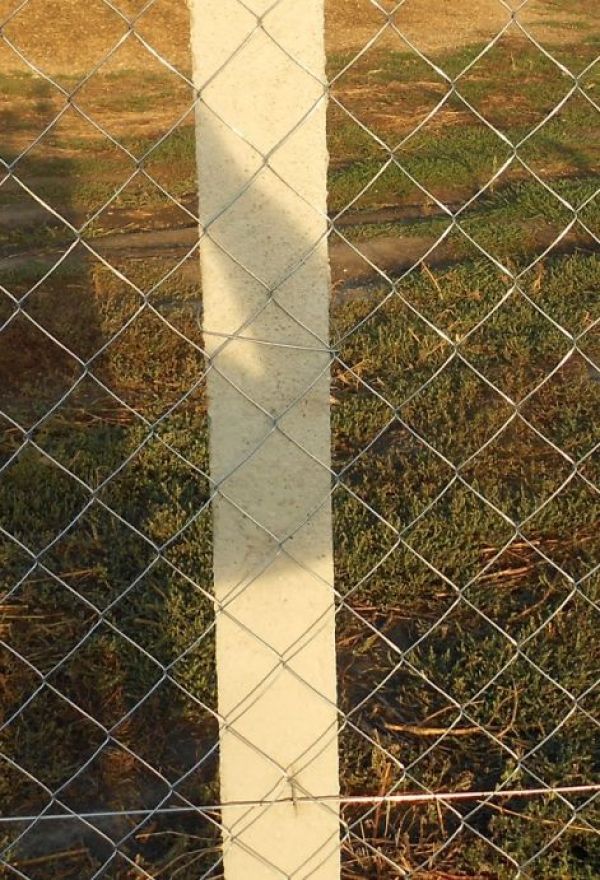 Kerítés építés komplett 1000 Ft/ méter áron. Betonoszlop, drótfonat, vadháló, fémoszlop, tüskéshuzal