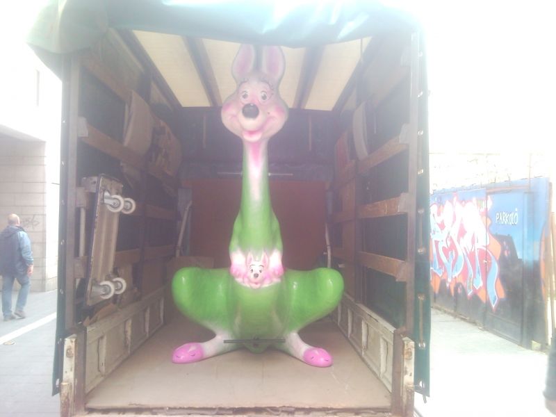 Tefu tehertaxi  Költöztetés fuvarozás Budapest.