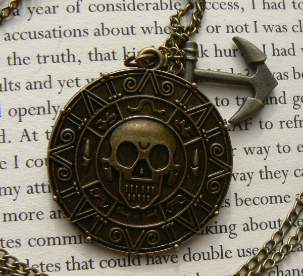 Bizsuk, ezüst és aranyozott ékszerek, ajándékok