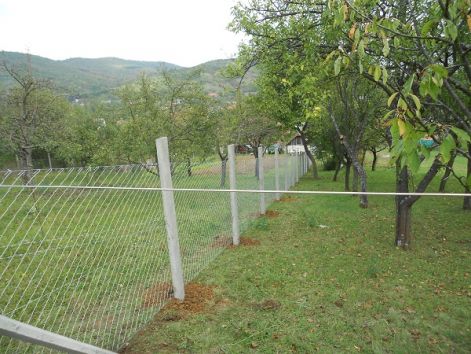 Kerítés építés komplett 1000 Ft/ méter áron. Betonoszlop, drótfonat, vadháló, fémoszlop, tüskéshuzal