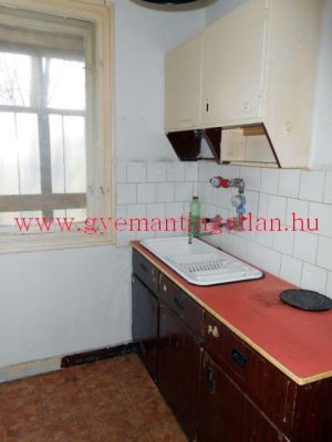 Szekszárdon 30 nm-es tégla lakás eladó!