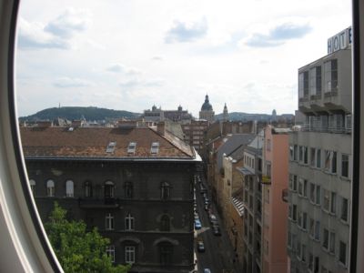 VI.ker. Jókai téren kiadó 2 szintes, berendezett lakás