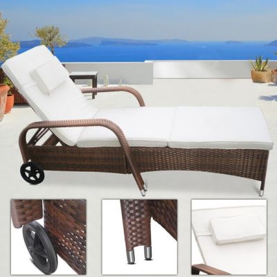 Új rattanból készült napozóágy.