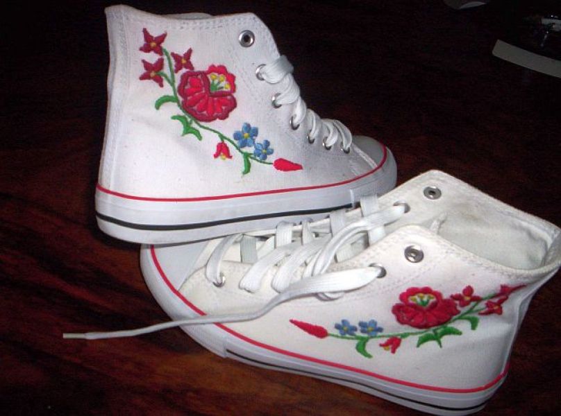 Hímzett vászoncipõ