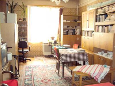 VII.ker. Damjanich utcában eladó 1,5 szobás, utcai lakás gépkocsi beállóval