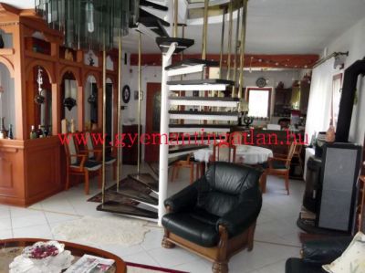 Eladó családi ház Szekszárd jó környékén 3200435