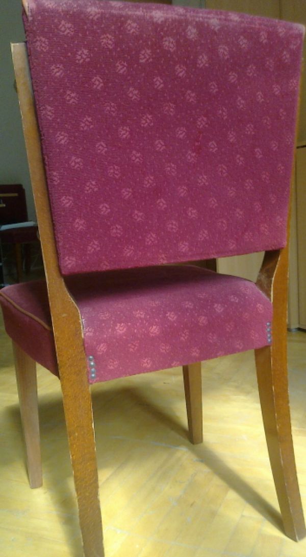 Eladó az étkező asztal és a bordó színű szék.