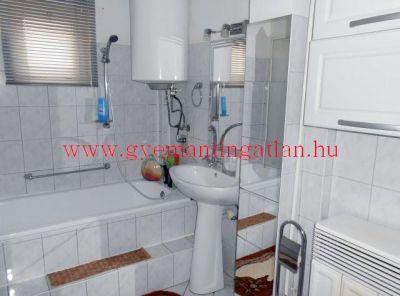 Szekszárdi északi kertvárosi részén családi ház