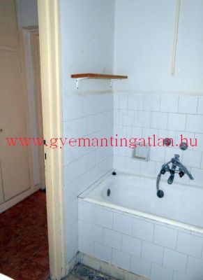 Szekszárdon 30 nm-es tégla lakás eladó!