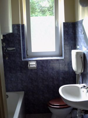 Szántódi Révnél kertes ikerházrész kiadó.