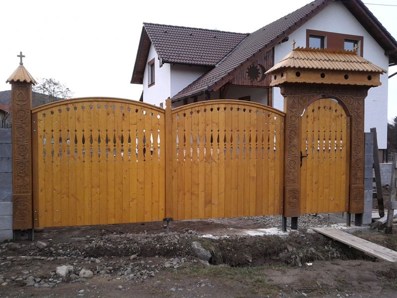 Székelykapuk, kopjafák, fafaragás, hagyományőrzés, székelytermék, domborművek.