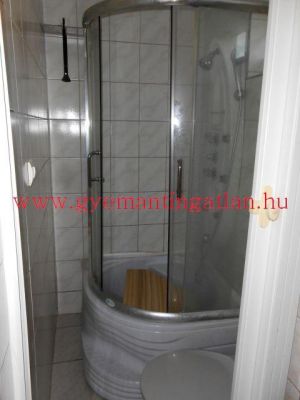 Szekszárdon 75 nm-es családi ház melléképületekkel, pincével eladó