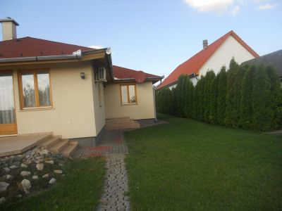 Egyszintes, kandallós, klímás, szigetelt, garázsos, kerti tavas