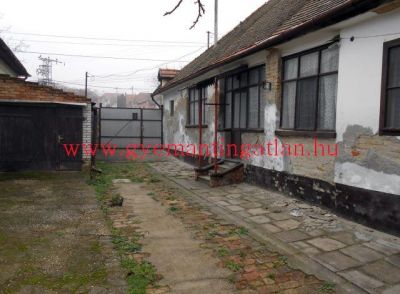 Szekszárd újvárosi részén felújítandó családi ház