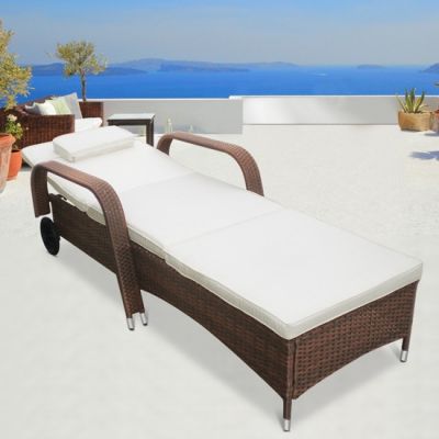 Új rattanból készült napozóágy.