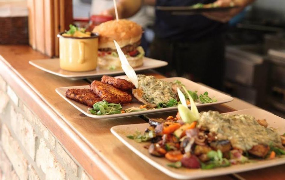 FELSZOLGÁLÓT, SZAKÁCSOT, KONYHAI SEGÍTŐT keresek és PROFI CHÉFET!