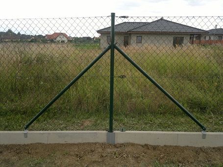Vadháló, betonoszlop, drótfonat