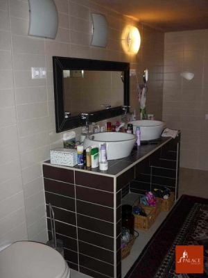 KÉT GENERÁCIÓS VILLALAKÁS AZ ÜLLŐI ÚT közelségének ellenére BÉKÉS KÖRNYÉKEN.