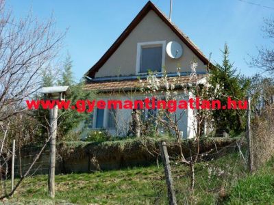 Szekszárdon, 60 nm-es, 2+1 félszobás tanya eladó!