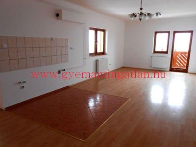 Szekszárdon újszerű, erkélyes 68 nm-es lakás!