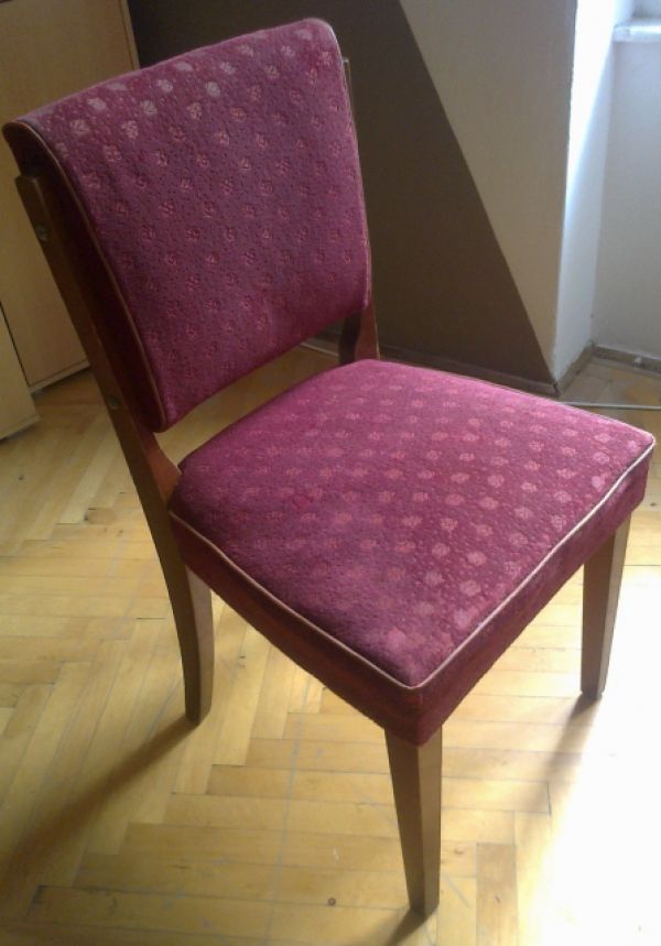 Eladó az étkező asztal és a bordó színű szék.