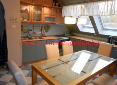 Szekszárdon 86 nm-es igényes lakás eladó