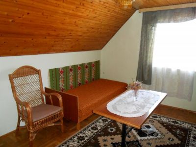 Szekszárdi panorámás családi ház, gyümölcsössel eladó