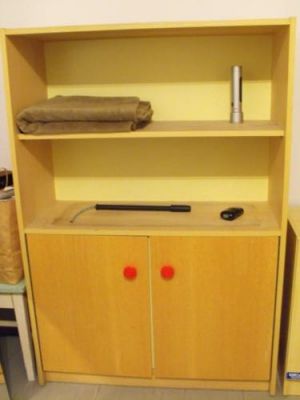 kisszekrény polcos részekkel