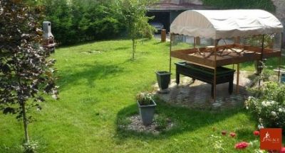 KÉT GENERÁCIÓS VILLALAKÁS AZ ÜLLŐI ÚT közelségének ellenére BÉKÉS KÖRNYÉKEN.