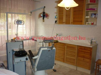 Szekszárdon orvosi rendelőként működő lakás eladó!