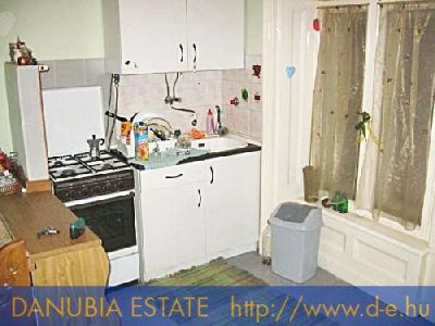 54 m2-es, utcai, emeleti lakás eladó a Semmelweis utcában