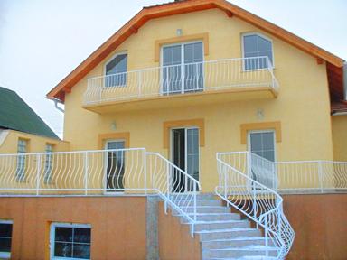 Fót kertvárosi részén úszómedencés családi ház eladó