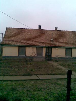 Eladó Farmoson egy 70 négyzetméteres családi ház 4 millió Ft-ért, az áron lehet alkudni.