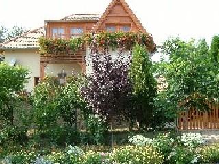 Nyaraljon a Velencei tó északipartján