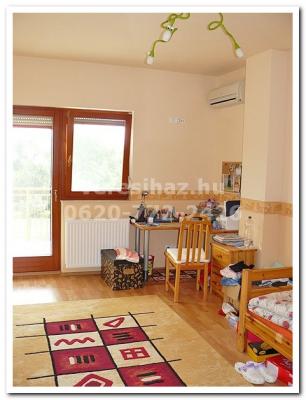 MEditerrán jellegû ikerház fél Dunakeszin eladó