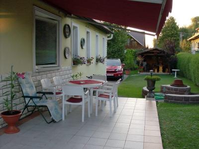 A Balatonalmádi Kutassy vendégház a stranddal szemben várja a vendégeket Üdülésicsekk elfogadóhely. 