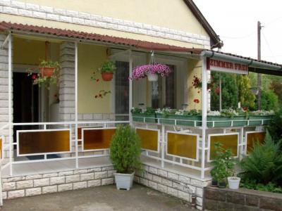 A Balatonalmádi Kutassy vendégház a stranddal szemben várja a vendégeket Üdülésicsekk elfogadóhely. 