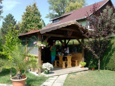 A Balatonalmádi Kutassy vendégház a stranddal szemben várja a vendégeket Üdülésicsekk elfogadóhely. 