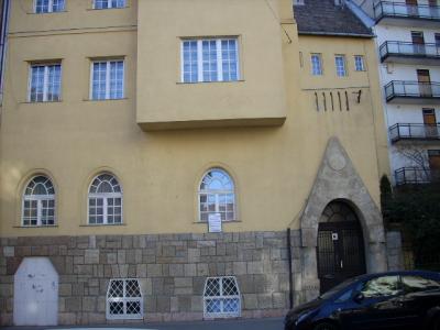 I.k. Hattyú u-ban, mf. 100nm. 3szobás lakás ELADÓ (Budapest)