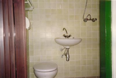 Szoba hosszabb távra saját vizesblokkal kiadó!