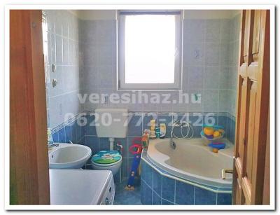 !!! Dunakeszin Tóvárosban igényes, belsõ 3 szintes kertes lakás eladó !!! 