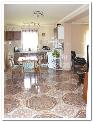 !!! Dunakeszin Toldi Lakóparkban 2008-ban épült újszerû egyszintes ikerház fél eladó !!! 