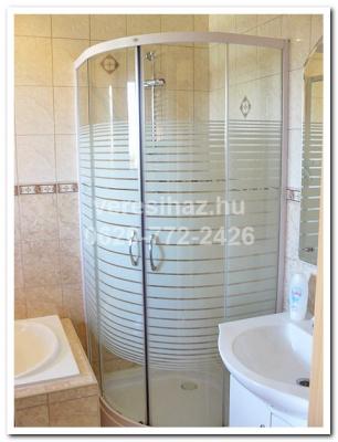 !!! Dunakeszin Toldi Lakóparkban 2008-ban épült újszerû egyszintes ikerház fél eladó !!! 