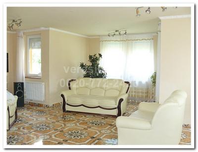 !!! Dunakeszin Dombliget Lakóparkban 2008-ban épült igényes ikerház fél eladó !!!