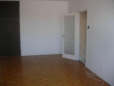 Eladó Gödöllõn központhoz közeli lakás