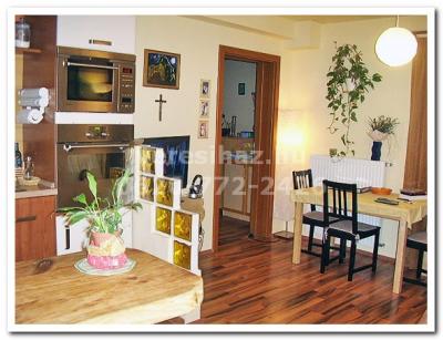 !!! Dunakeszin 2008-ban épült kitûnõ állapotú napfényes téglalakás eladó !!! 