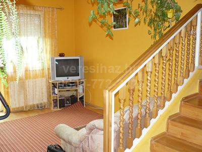 !!!Veresegyházon Ligetekben garázs összeköttetéses sorházi-családi ház eladó!!!