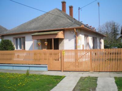 Hajduszoboszlói családi ház