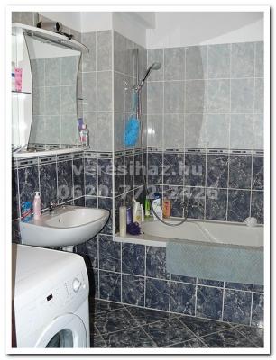 !!! Dunakeszin 2007-ben épült újszerû dupla terasz-erkélyes téglalakás eladó !!! 