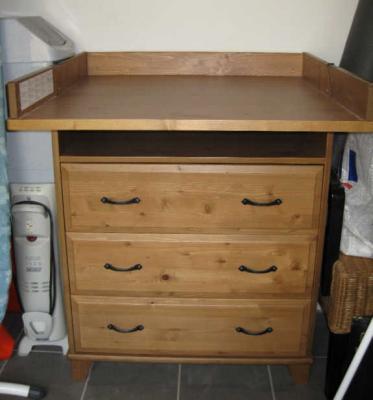 Diktad típusú pelenkázó szekrény